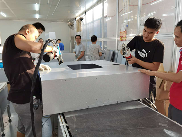 奕昕電機(jī)員工使用速耐家電生產(chǎn)的自動鉚釘槍